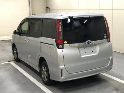 TOYOTA NOAH