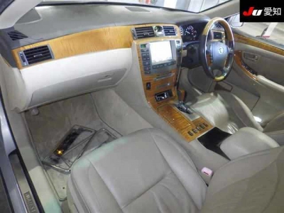 TOYOTA CROWN MAJESTA