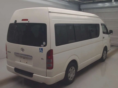 TOYOTA HIACE COMMUTER