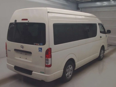 TOYOTA HIACE COMMUTER