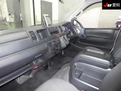 TOYOTA HIACE COMMUTER