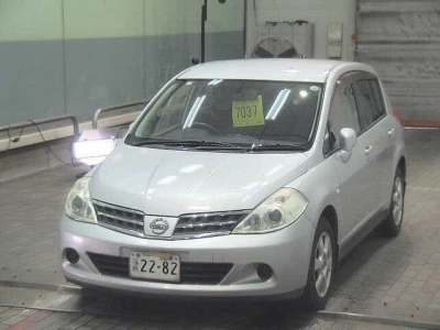 NISSAN TIIDA