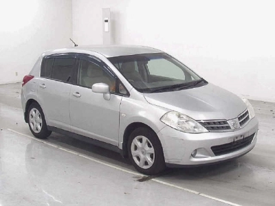 NISSAN TIIDA