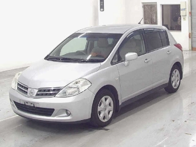 NISSAN TIIDA
