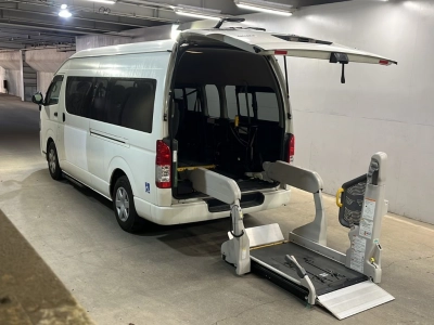 TOYOTA HIACE COMMUTER
