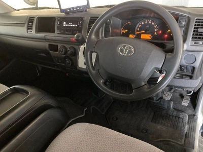 TOYOTA HIACE COMMUTER