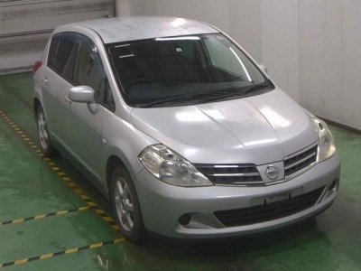NISSAN TIIDA