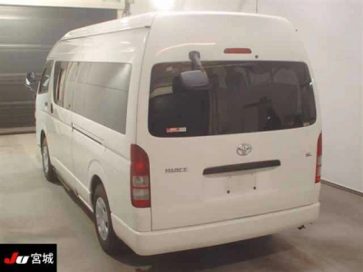 TOYOTA HIACE COMMUTER