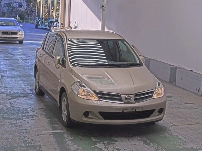 NISSAN TIIDA