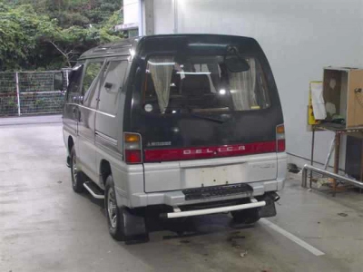 MITSUBISHI DELICA WAGON