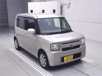 TOYOTA PIXIS SPACE