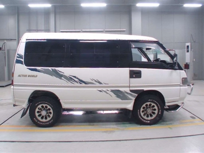 MITSUBISHI DELICA WAGON