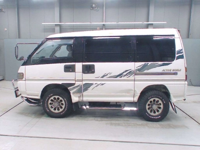 MITSUBISHI DELICA WAGON