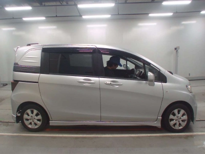 HONDA FREED SPIKE