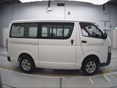 TOYOTA REGIUS VAN