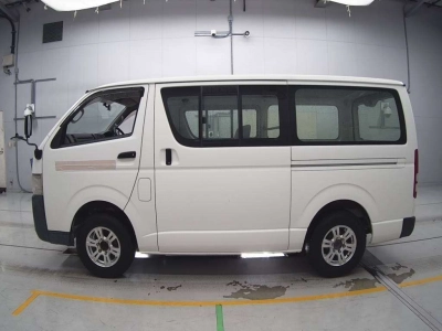 TOYOTA REGIUS VAN