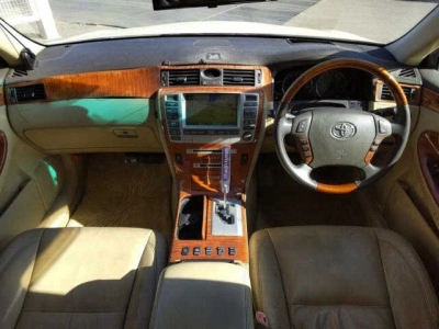 TOYOTA CROWN MAJESTA