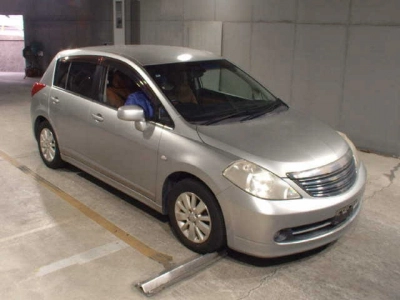 NISSAN TIIDA