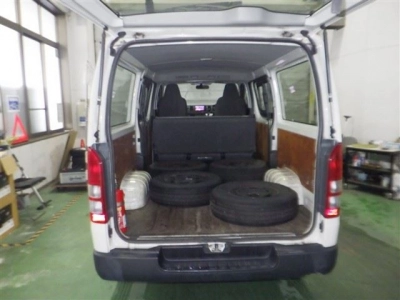TOYOTA HIACE VAN