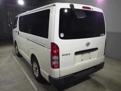 TOYOTA HIACE VAN