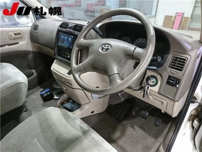TOYOTA GRAND HIACE