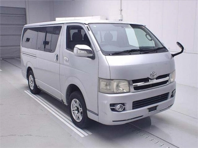 TOYOTA HIACE