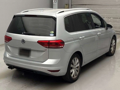 VOLKSWAGEN GOLF TOURAN