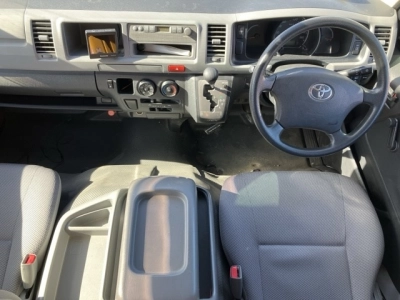 TOYOTA HIACE COMMUTER