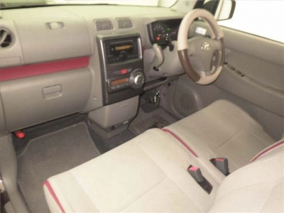 TOYOTA PIXIS SPACE