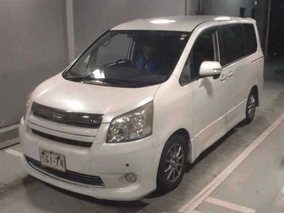 TOYOTA NOAH