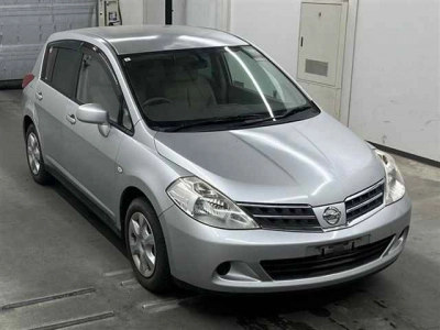 NISSAN TIIDA