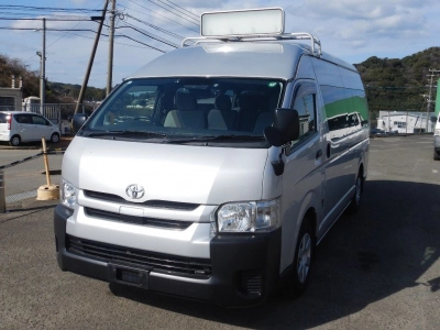 TOYOTA HIACE COMMUTER