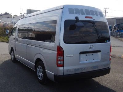 TOYOTA HIACE COMMUTER