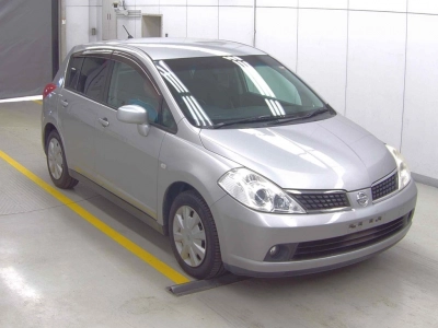 NISSAN TIIDA