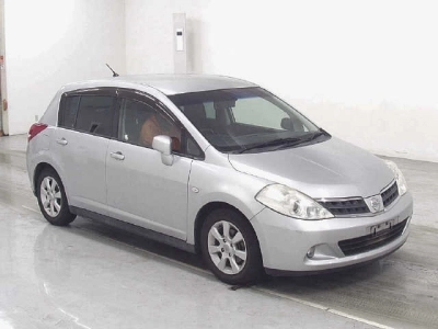 NISSAN TIIDA