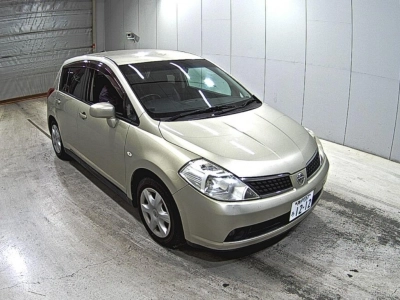 NISSAN TIIDA