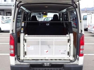 TOYOTA HIACE VAN