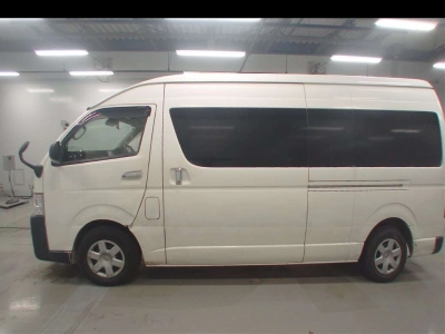 TOYOTA HIACE COMMUTER