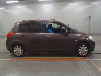 NISSAN TIIDA