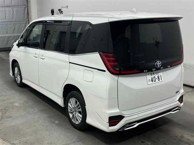 TOYOTA NOAH