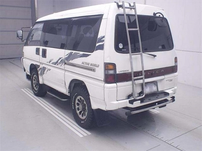 MITSUBISHI DELICA WAGON
