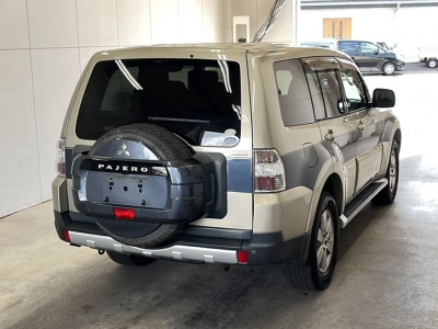 MITSUBISHI PAJERO
