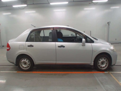 NISSAN TIIDA LATIO