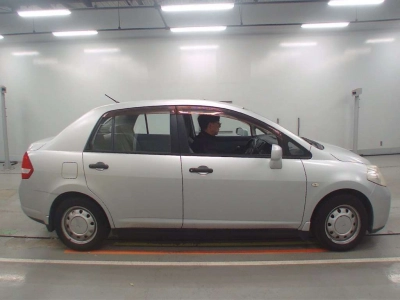 NISSAN TIIDA LATIO