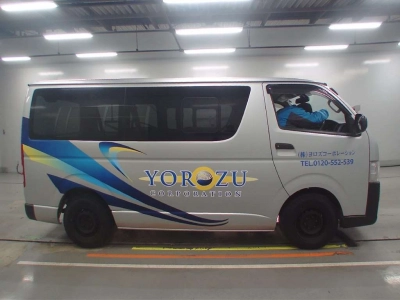 TOYOTA HIACE VAN