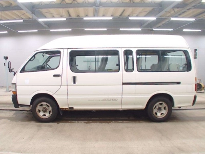TOYOTA HIACE COMMUTER