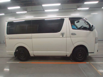 TOYOTA REGIUS VAN