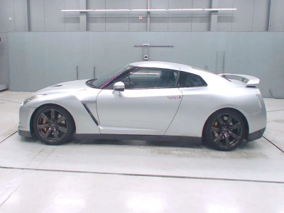 NISSAN GT-R