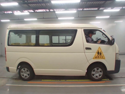 TOYOTA HIACE WAGON