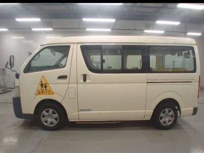 TOYOTA HIACE WAGON